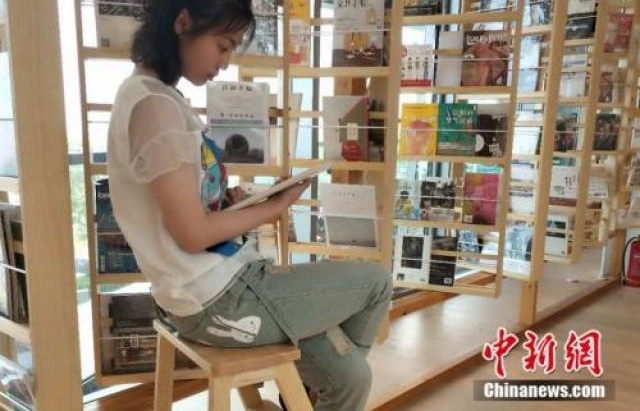 “00后”迎大学时代:平衡车成开学装备 带偶像照片入学