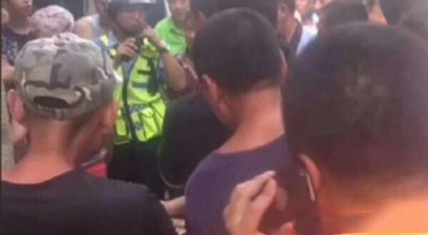狗咬驴驴踢车,修车要十万,驴主人:找狗主人赔,狗主人:没钱赔
