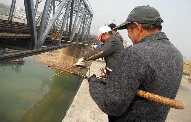 民间钓鱼人的“流氓式钓鱼”,不用钓饵的,每天照样获鱼几十斤