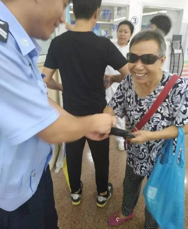 门诊保安队员拾金不昧