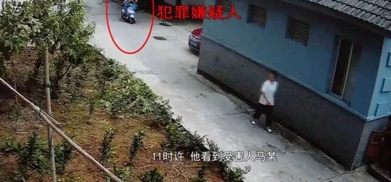 台州女子上厕所被人套住头 还被抢走了一部手机