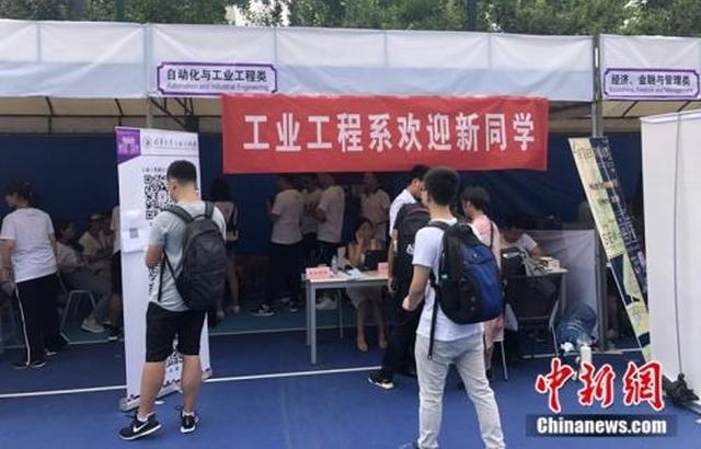 “00后”迎大学时代:平衡车成开学装备 带偶像照片入学