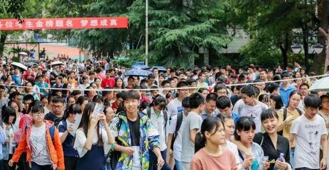 Ů���߿��ɼ�701������Ϊ��ѧ��ͷ�ۣ�Ů��һ���绰Ǯ������