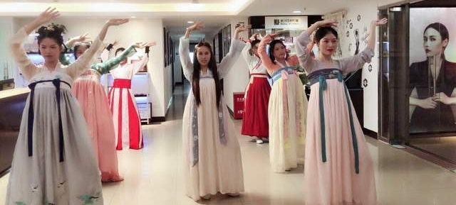 ������Ϧ| ���۹��䡢��ȹƮƮ~ �������ϻ�ױ����ѧУ��һ����Խ��Ϸ��