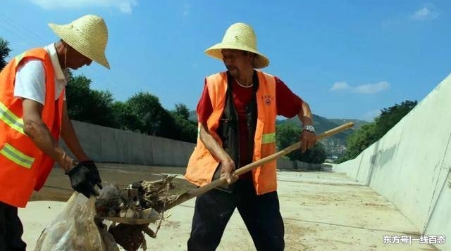「关注」烈日下的他们值得平凉人说声:谢谢!