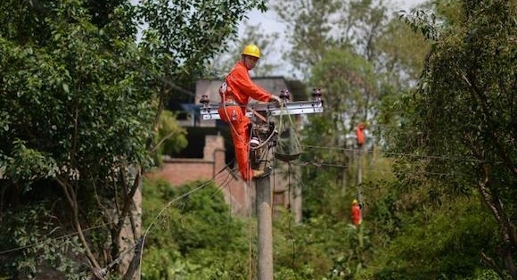 高温下的坚守:他们的滴滴汗水 换来你我的丝丝清凉