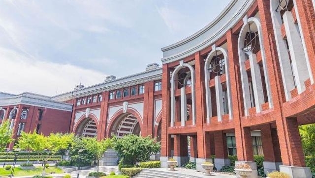 政法大学毕业生薪资排行,这所双非院校占据第一,中国政法未入榜
