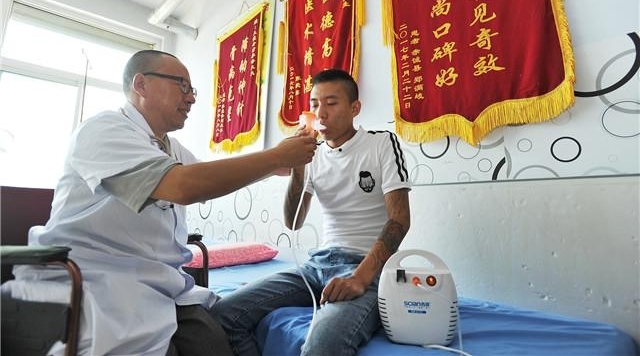 村医双腿残疾 却守护乡亲健康30年