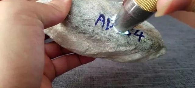 ��Ů�����һ���ɫ��ʯͷ��ѹ����������п���ԭ�α�¶!