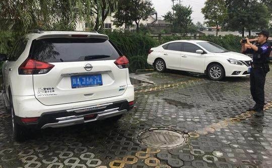 车上贴“警察叔叔看不见我”,警察表示:早盯上你了
