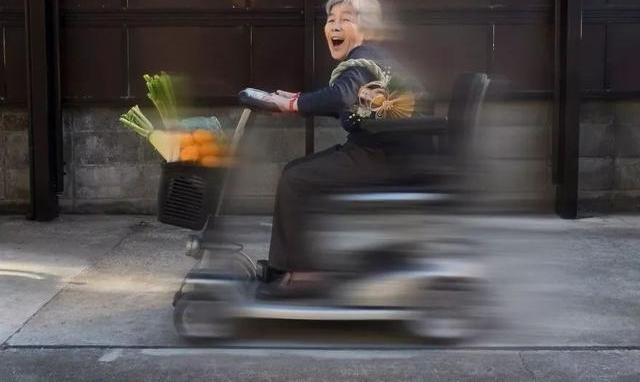 日本老奶奶70岁学摄影,87岁自学PS!活得比18岁还精彩!