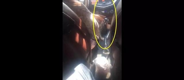 男子叫滴滴快车竟来了一位独臂司机 靠左手玩转手动挡