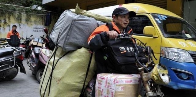 外卖小哥主动送餐上门,快递小哥却不愿送货上门?原因很现实