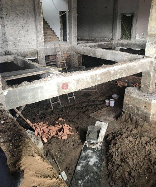 长春耶鲁印象门市私挖 3 米多深地下室 草坪塌陷孩子差点掉下去