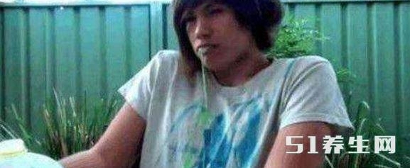 18岁男子一口气喝10斤牛奶,三分钟后就变成这个样子!