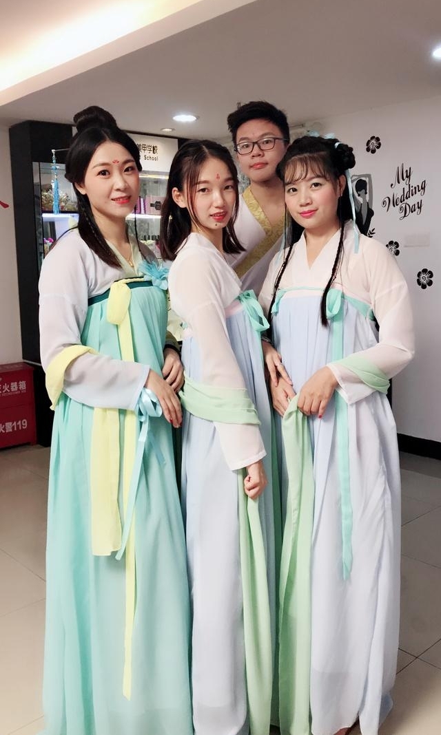 ������Ϧ| ���۹��䡢��ȹƮƮ~ �������ϻ�ױ����ѧУ��һ����Խ��Ϸ��