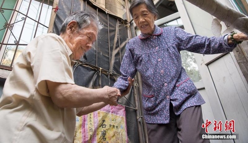 夫妻抗战结伉俪已75年:希望能有张结婚证