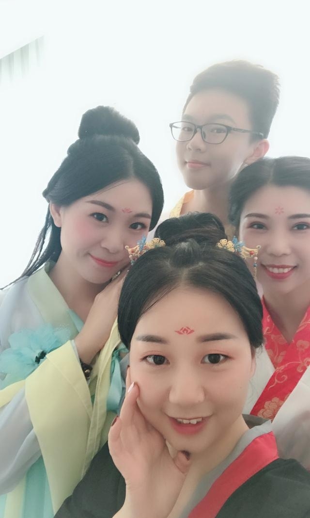 ������Ϧ| ���۹��䡢��ȹƮƮ~ �������ϻ�ױ����ѧУ��һ����Խ��Ϸ��