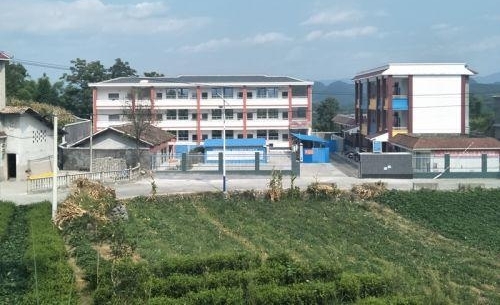 改革开放促巨变 山村小学旧貌换新颜