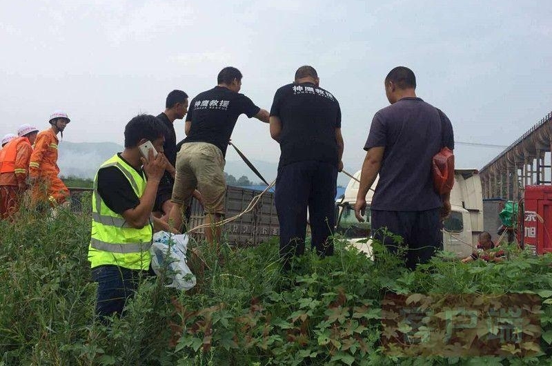 无人伤亡!偃师市突发山洪灾情,当地全力救援受困司机全部获救