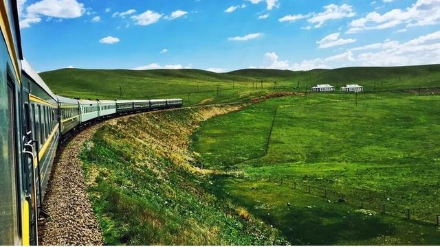 中国路程最远的一列火车,一趟往返相当于绕地球100圈,次次售空