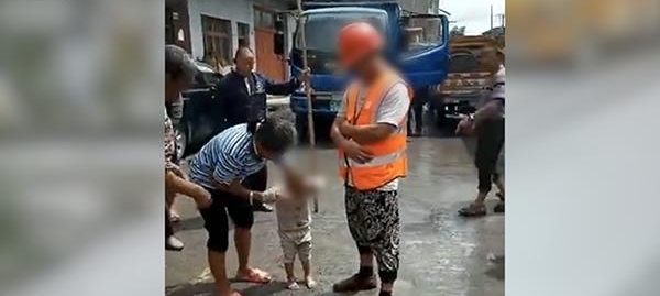 “你皮我就把你带走” 男子吓唬小孩被误当人贩