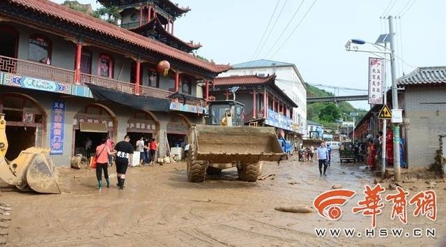 绥德遭遇暴雨袭击 商户亲眼看着店铺被洪水卷走