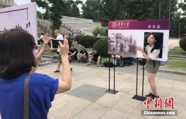 “00后”迎大学时代:平衡车成开学装备 带偶像照片入学