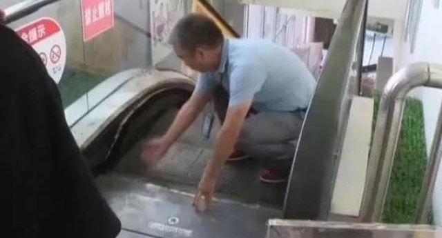 ���ģ������µ��ݣ����ݾͿ�ʼ�����Ρ���
