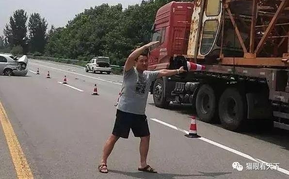 高速公路上惊现穿大裤衩的交警!