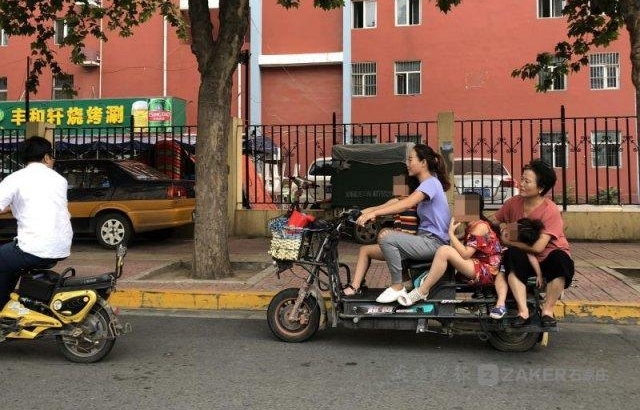 电动车带孩子 不负责的家长行为 路口探访四个红绿灯 遇到 10 位“危险驾驶父母”