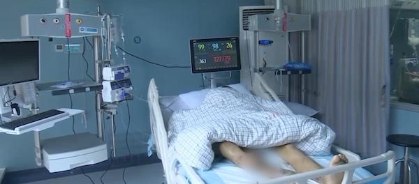 中年大叔被皮皮虾刺了下手指 下肢感染险丧命