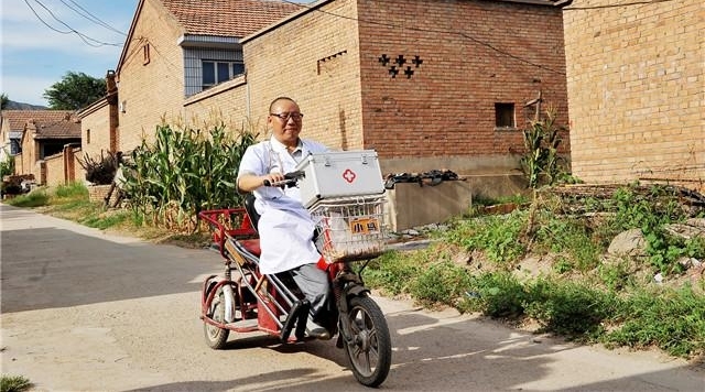 村医双腿残疾 却守护乡亲健康30年