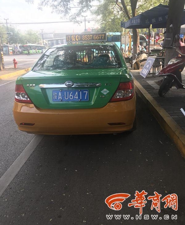 女子火车站打车被拒载 欲拍照投诉被司机吐一脸唾沫