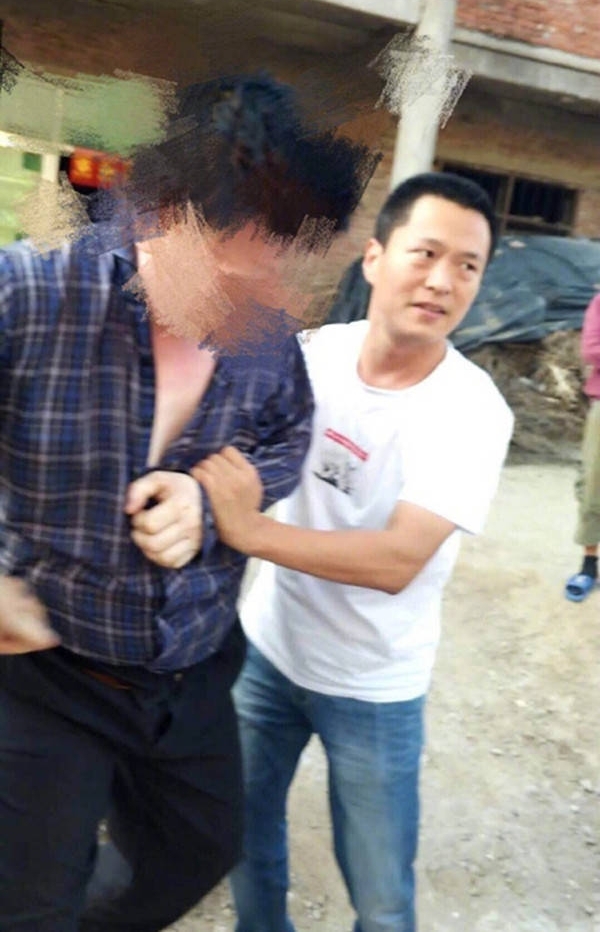 单身汉以为遇上了命中仙子,哪料对方是戏班“变声”大叔