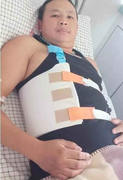 落石砸断4根肋骨,司机强忍剧痛继续开了十多分钟救下一车乘客!