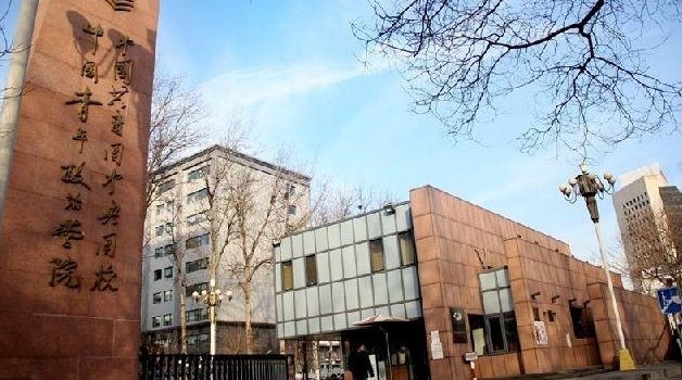 政法大学毕业生薪资排行,这所双非院校占据第一,中国政法未入榜