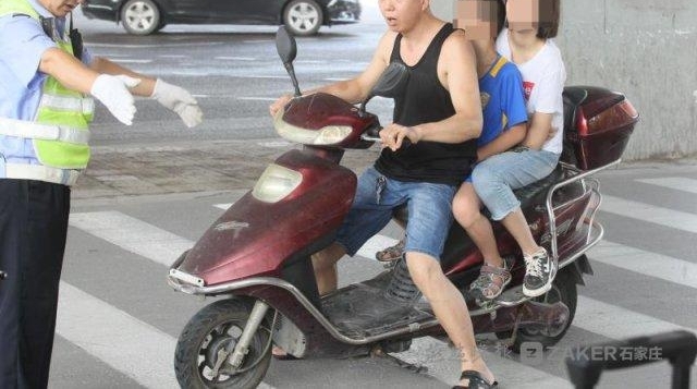 电动车带孩子 不负责的家长行为 路口探访四个红绿灯 遇到 10 位“危险驾驶父母”