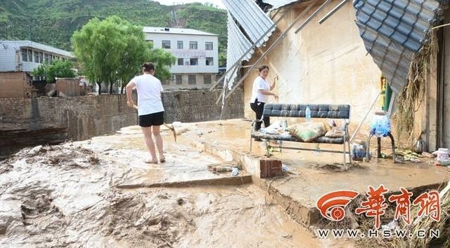 绥德遭遇暴雨袭击 商户亲眼看着店铺被洪水卷走