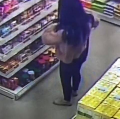 实拍北大女生英国超市偷糯米鸡,被揭穿后面不改色:我就是想偷