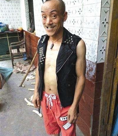 �򳤵ó�����������ײ������ͷǿ���ߺ죬��Ȣ����ס��լ