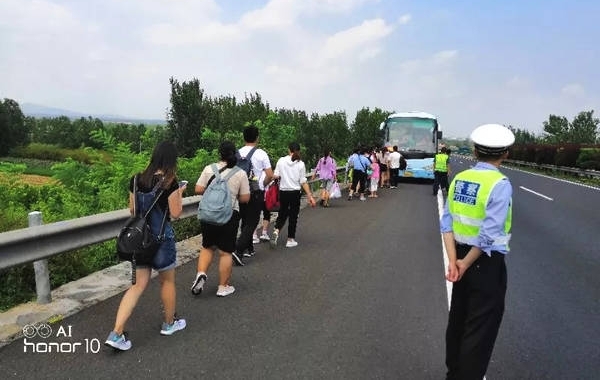 日照高速交警岚山大队妥善处置一起大客车故障安全隐患