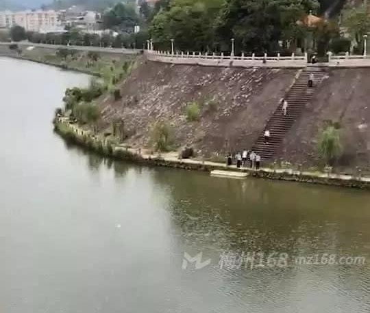 ���Ҳʺ��źӶη���һ�߸�ʬ����ô���£�