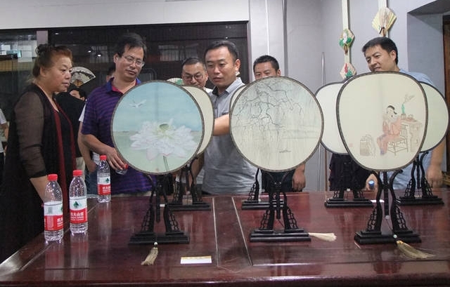 墨韵清风——当代中国画名家成扇邀请展在郑州展出