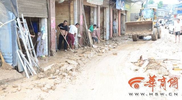 绥德遭遇暴雨袭击 商户亲眼看着店铺被洪水卷走