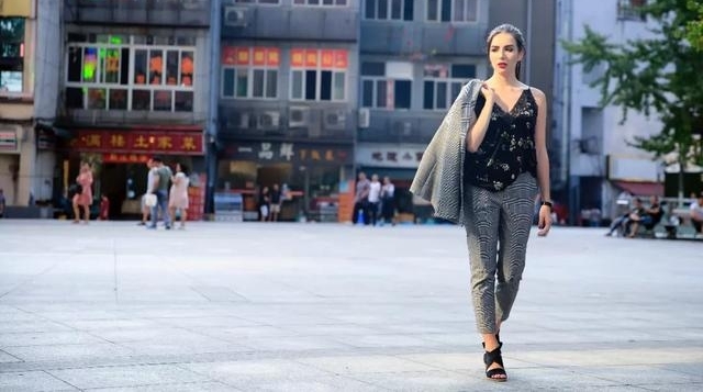 有人说它平庸,有人说最出色,对24-70你怎么看?