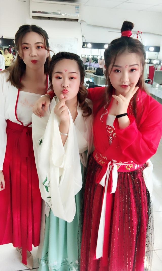 ������Ϧ| ���۹��䡢��ȹƮƮ~ �������ϻ�ױ����ѧУ��һ����Խ��Ϸ��