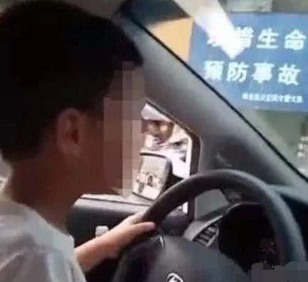 7岁女孩开车上路,父母被拘留反怼:技术不错上高速没问题