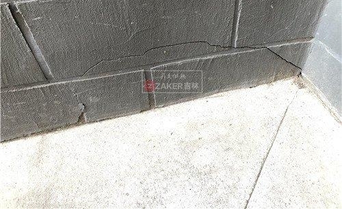 长春耶鲁印象门市私挖 3 米多深地下室 草坪塌陷孩子差点掉下去