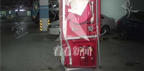 驾车转弯时撞碎消防箱 轿车车头严重凹陷